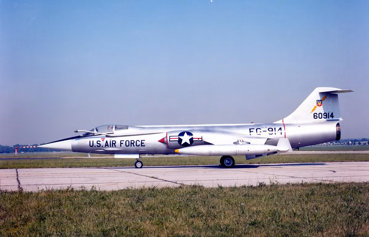 Trong đó chỉ tính riêng từ mùa hè năm 1965 tới hết năm này, các máy bay F-104 đã tiến hành gần 3000 phi vụ tuy nhiên cũng mất tới 5 máy bay. Nguồn ảnh: Pinterest.