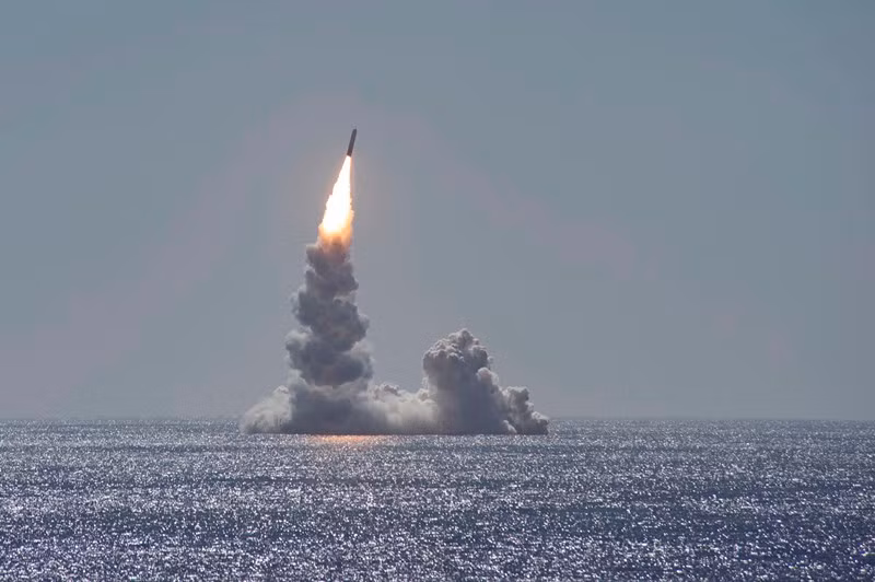 Một điểm đặc biệt của tên lửa Trident đó là nó không sử dụng cách dẫn đường như các loại tên lửa thông thường. Loại tên lửa này sử dụng dẫn đường quán tính nhưng lại dựa vào vị trí của các trùm sao trong vũ trụ để định hướng - đảm bảo khả năng vận hành của chúng ngay cả trong trường hợp mọi vệ tinh quân sự đã bị bắn hạ hoàn toàn và hệ thống GPS không còn tồn tại. Nguồn ảnh: Pinterest.
