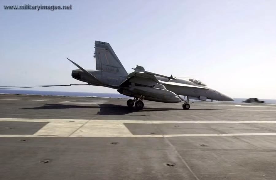 Theo công bố của tập đoàn Boeing, dự trữ nhiên liệu của F/A-18 Block III sẽ tăng thêm 1.6 tấn so với các phiên bản cũ, đủ sức để tăng tầm bay của nó lên thêm gần 400 km so với phiên bản trước đây. Nguồn ảnh: Sina.