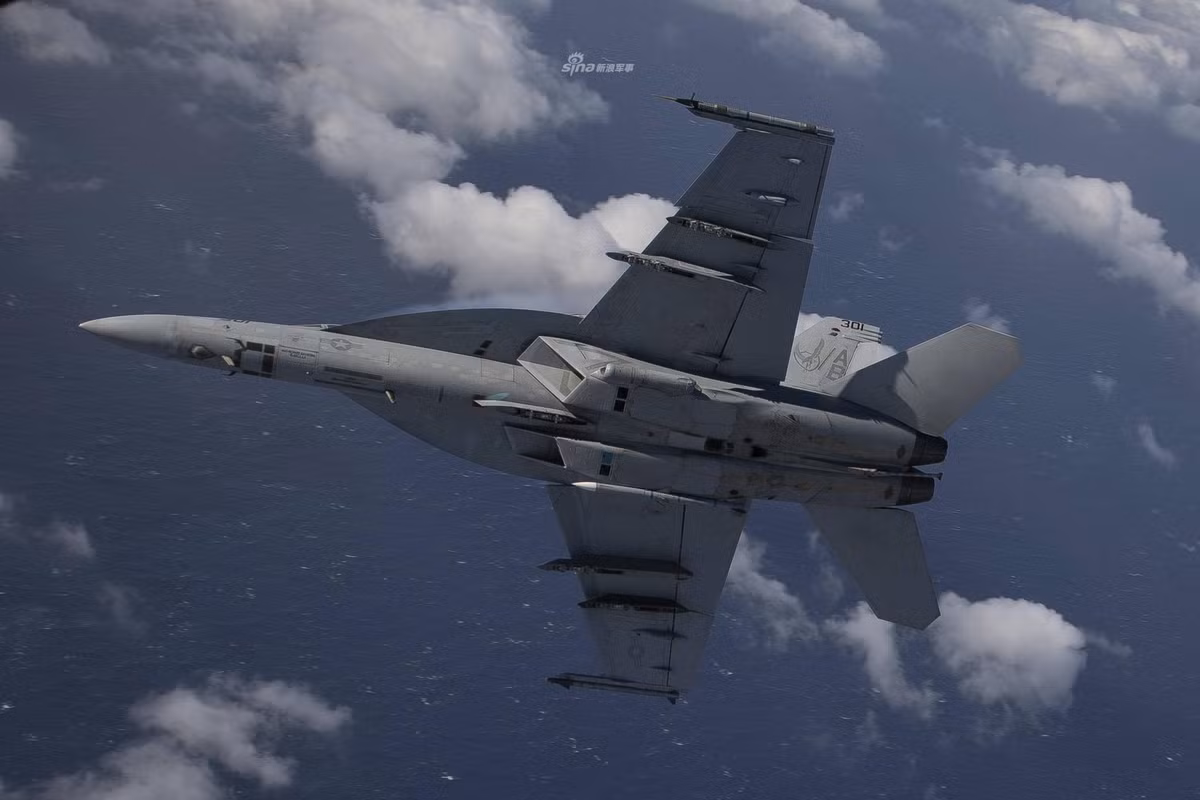 Cụ thể, các phiên bản F/A-18 Super Hornet hiện tại của Không quân Hải quân Mỹ có tuổi đời khung thân là 6000 giờ bay, tuy nhiên phiên bản Block III được Boeing hứa hẹn tuổi đời khung thân tăng lên tới 7500 giờ. Nguồn ảnh: Sina.