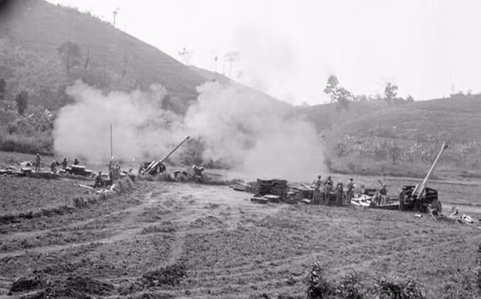 Pháo binh Việt Nam dội biển lửa xuống đầu giặc bành trướng. Nguồn ảnh: TTXVN.