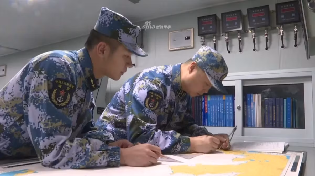 Sĩ quan hoa tiêu trên tàu sân bay Sơn Đông vạch hải trình trên bản đồ. Nguồn ảnh: Sina.