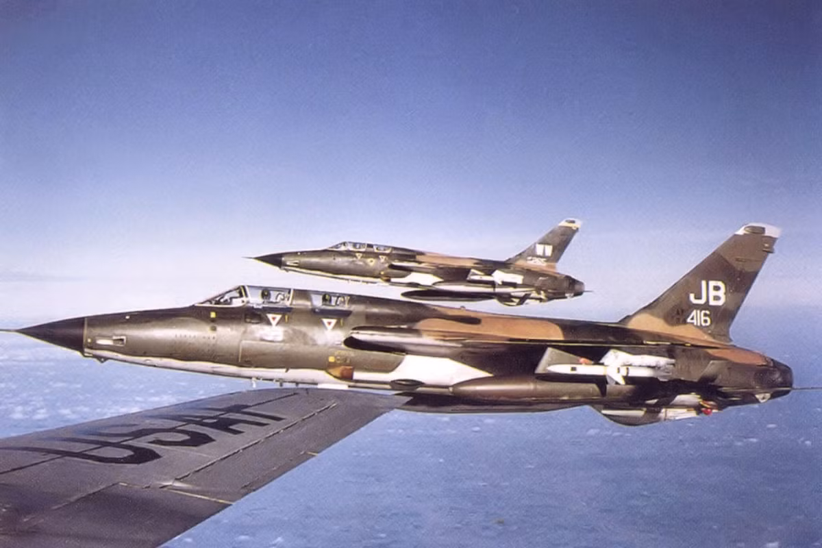 Ấy vậy mà trong cuộc chiến ở bầu trời miền Bắc Việt Nam, một chiếc F-105 Thunderchief đã lập nên kỳ tích khi bị bắn nát ống xả động cơ vẫn có thể bay ngược về căn cứ an toàn. Nguồn ảnh: Pinterest.