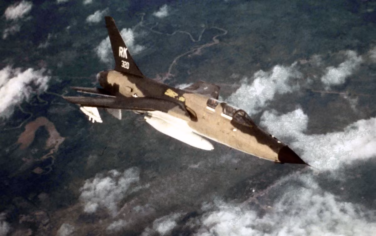 Trong chiến tranh Việt Nam, tiêm kích - bom F-105 Thunderchief thường được sử dụng với nhiệm vụ tấn công mục tiêu mặt đất do nó có khả năng mang vũ khí khá đáng nể - lên tới 6,4 tấn dưới 5 giá treo dưới thân và cánh. Nguồn ảnh: Pinterest.