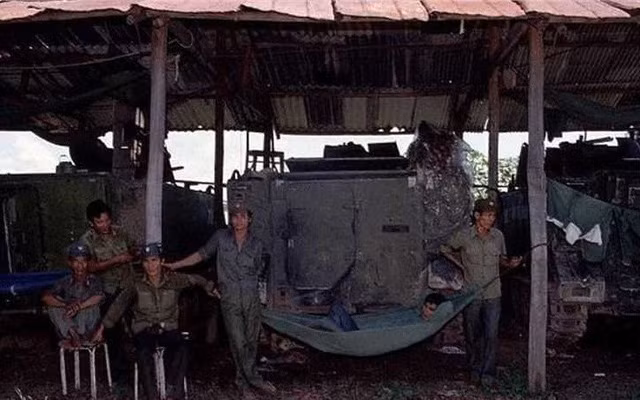 Một khu lán tạm được bộ đội Việt Nam dựng lên để chứa xe thiết giáp chở quân M113 khỏi mưa nắng ác liệt trên đất Campuchia. Nguồn ảnh: TL.