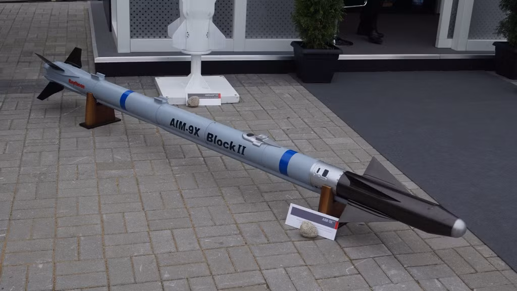 AIM-9 Sidewinder là loại tên lửa không đối không tầm ngắn, bắt đầu được sử dụng bởi Hải quân Mỹ từ năm 1956 và Không quân Mỹ từ năm 1964. Nguồn ảnh: Pinterest.