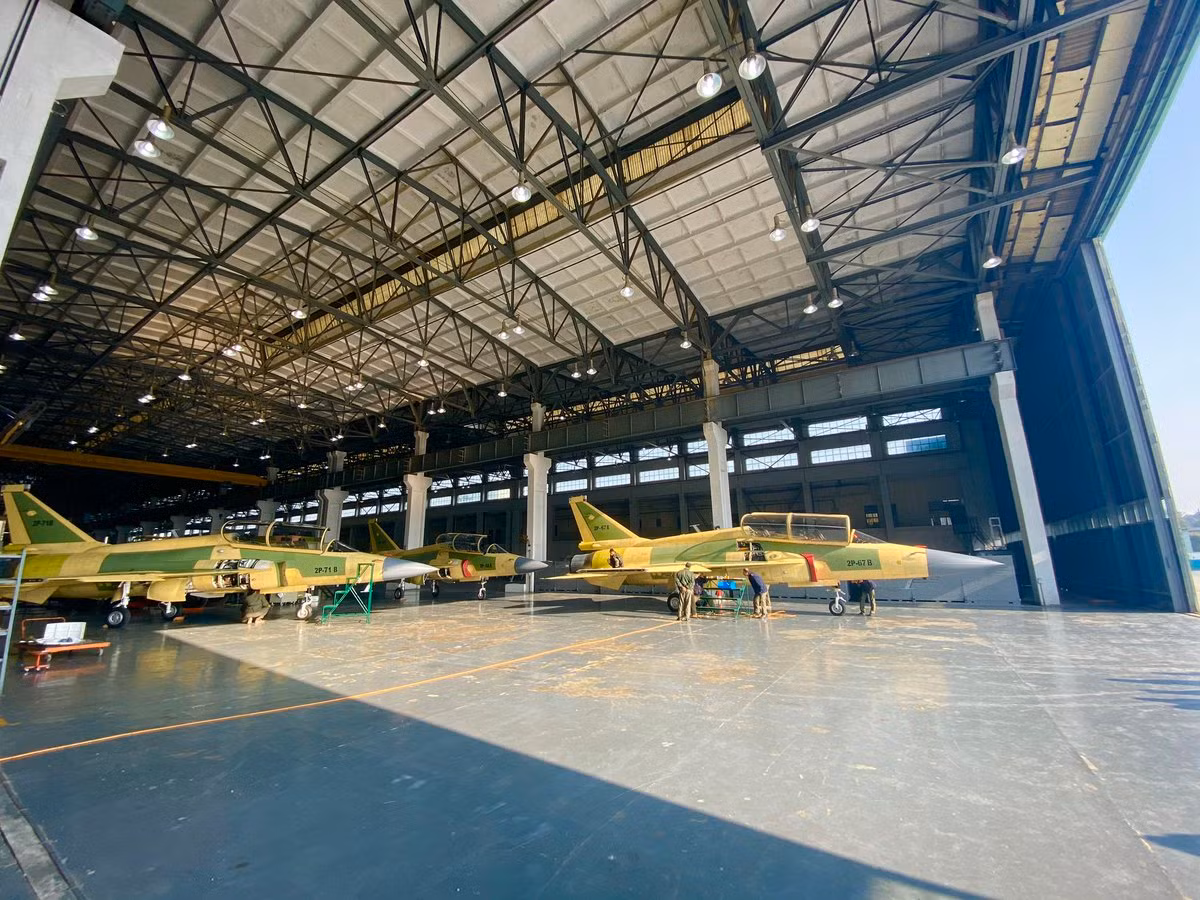 Giới phân tích nhận định, JF-17 thực tế không phải là một chiến đấu cơ tồi, tuy nhiên nó cũng không có bất cứ mặt nào nổi trội trừ việc giá bán khá rẻ, chỉ khoảng hơn 20 triệu USD mỗi chiếc. Nguồn ảnh: BMDP.