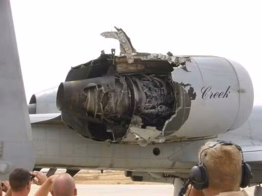 Động cơ của một chiếc A-10 Warthog bị nổ tung do sự cố kỹ thuật. Nguồn ảnh: Pinterest.