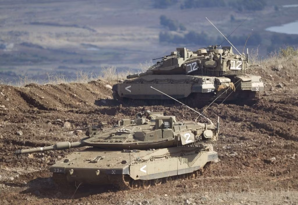 Các xe tăng Merkava có thiết kế khá cồng kềnh với trọng lượng lên tới 65 tấn, chiều dài lên tới 9 mét nếu tính cả nòng pháo, rộng 3,7 mét và cao 2,66 mét. Nguồn ảnh: BMDP.