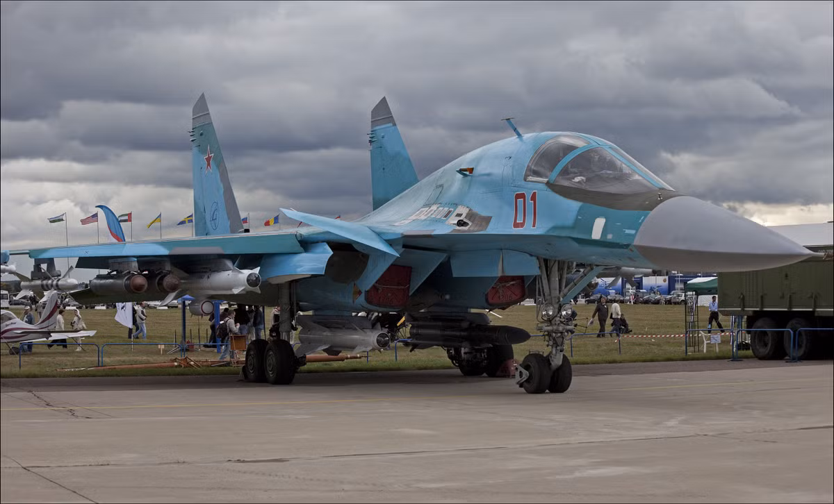 Có thiết kế mang đậm phong cách của một máy bay ném bom, khoang lái của Su-34 được làm rộng và có hai ghế lái ngồi song song nhau thay vì ngồi trước sau như thông thường. Nguồn ảnh: Rumil.