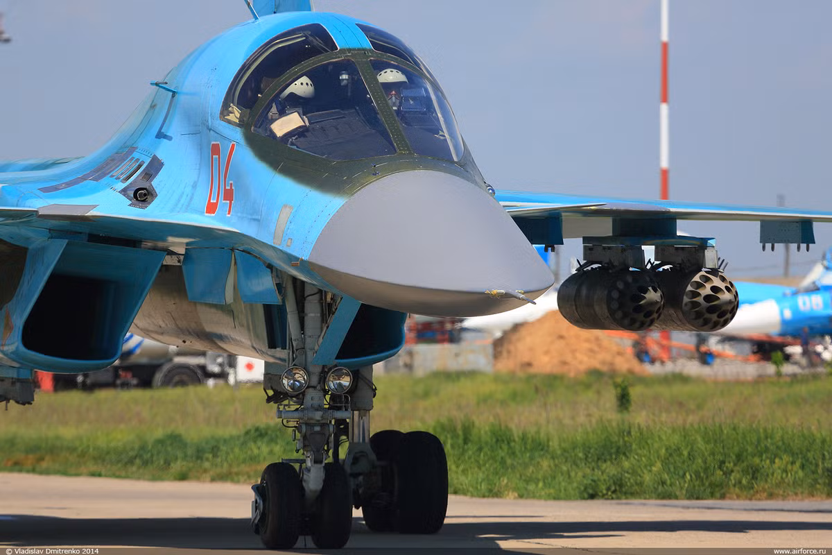 Kể từ năm 2014 tới nay, đã có tổng cộng gần 200 chiếc Su-34 được ra đời và tất cả đều phục vụ trong biên chế của lực lượng không quân vũ trụ Nga. Nguồn ảnh: Rumil.