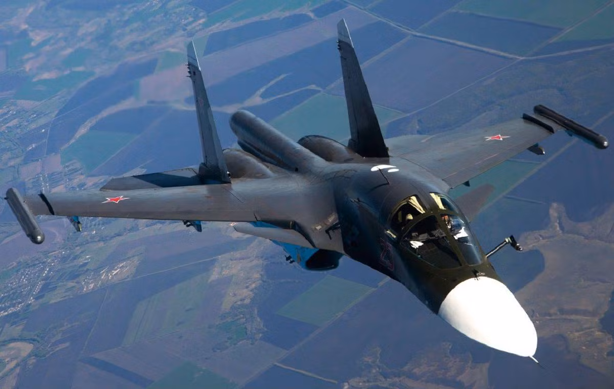 Chưa hề, hợp đồng đặt mua chiến đấu cơ Su-34 lần này sẽ bao gồm những phiên bản Su-34 cải tiến với hệ thống điện tử đời mới kèm theo nhiều thiết bị, cảm biến hiện đại. Nguồn ảnh: Rumil.