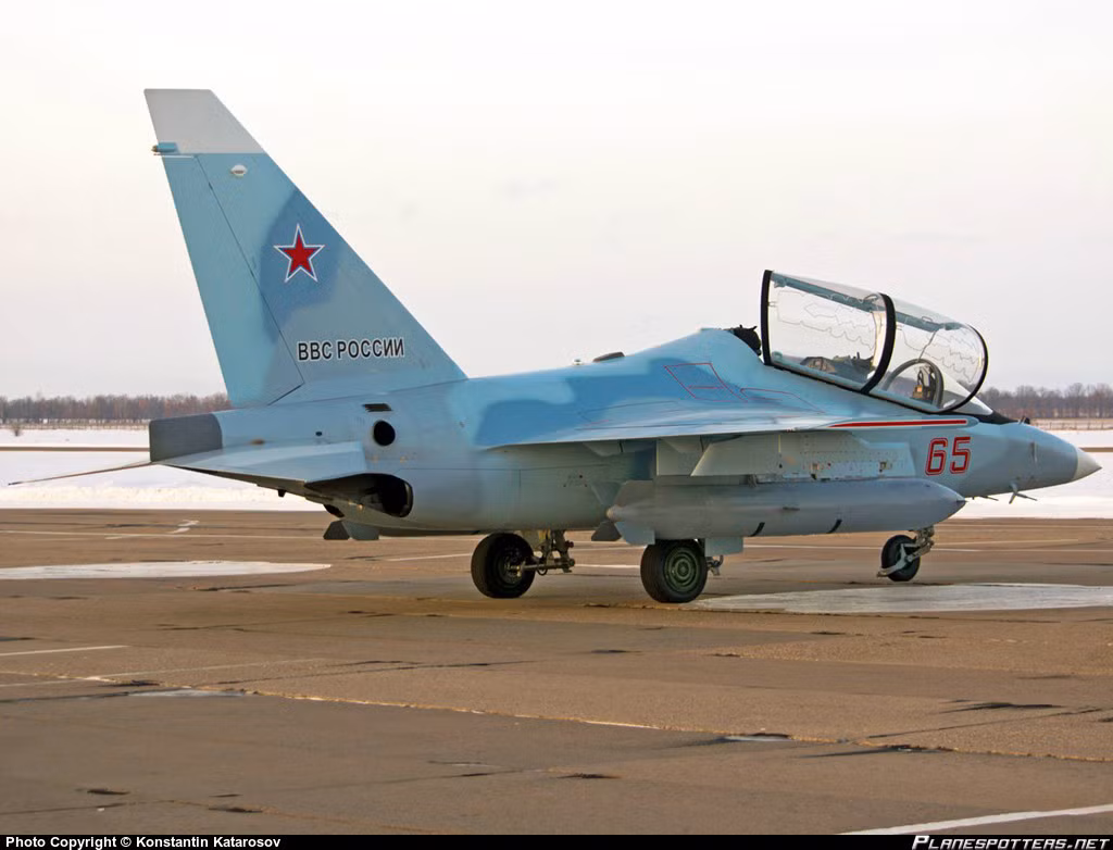 Mặc dù vậy, Yakovlev Yak-130 tỏ ra ưu thế hơn trong những pha tấn công mặt đất khi nó có thể chịu được gia tốc trọng trường lên tới +8 trong khi với Su-22, gia tốc trọng trường tối đa nó có thể chịu được là +7. Nguồn ảnh: Pinterest.