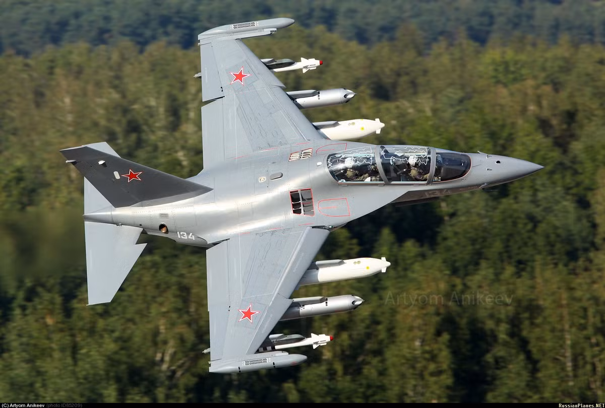 Tuy nhiên tới nay vẫn có khá ít thông tin cụ thể về giá trị hợp đồng, số lượng Yakovlev Yak-130 mà Việt Nam đặt mua cũng như thời gian các máy bay này được về tới Việt Nam. Nguồn ảnh: Pinterest.