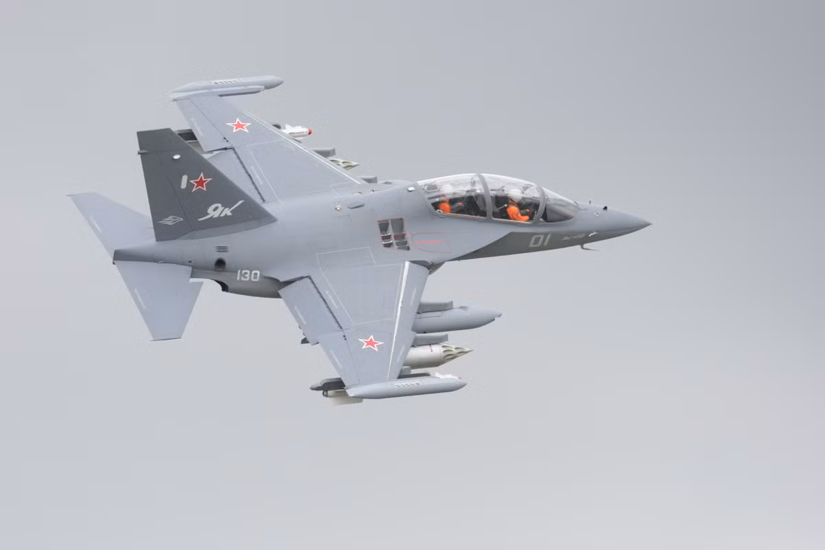 Khả năng mang bom của Yakovlev Yak-130 là tương đương với việc nó có thể mang được tối đa 3 tấn vũ khí các loại. Nguồn ảnh: Pinterest.