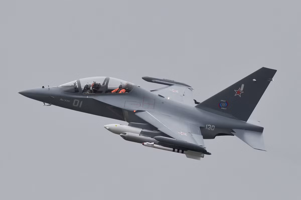  Máy bay Yakovlev Yak-130 được nhà sản xuát quảng cáo rằng có khả năng hoạt động như một chiến đấu cơ hạng nhẹ. Nguồn ảnh: Pinterest.