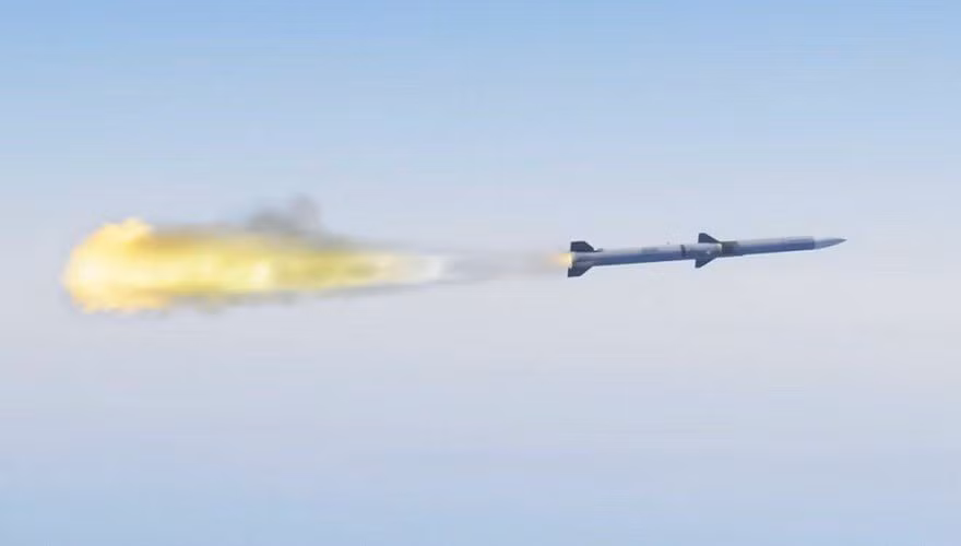 Tên lửa không đối không AIM-120 có khả năng triển khai trên hầu hết các máy bay tiêm kích do Mỹ sản xuất, ví dụ như F-15 Eagle, F-16 Fighting Falcon, F-22 Raptor, F-35 Lightning II; F/A-18 Hornet và cả E/F Super Hornet.