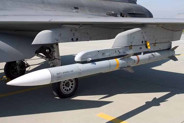 Mặc dù đầu nổ của AIM-120 được cho là nhẹ hơn loại trên AIM-7, nhưng nó vẫn được đánh giá là hiệu quả, dễ dàng phá hủy hoặc gây tổn thương nghiêm trọng với mọi máy bay tiêm kích, máy bay ném bom, máy bay vận tải...