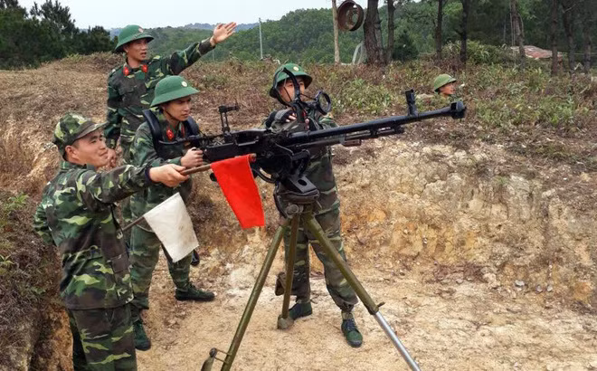 Chỉ tính riêng thân súng, khẩu đại liên này đã có trọng lượng lên tới 34 kg và rất khó có thể độc lập tác chiến trên chiến trường khi nó có trọng lượng tổng cộng bao gồm cả giá đỡ lên tới 157 kg. Nguồn ảnh: QĐND.