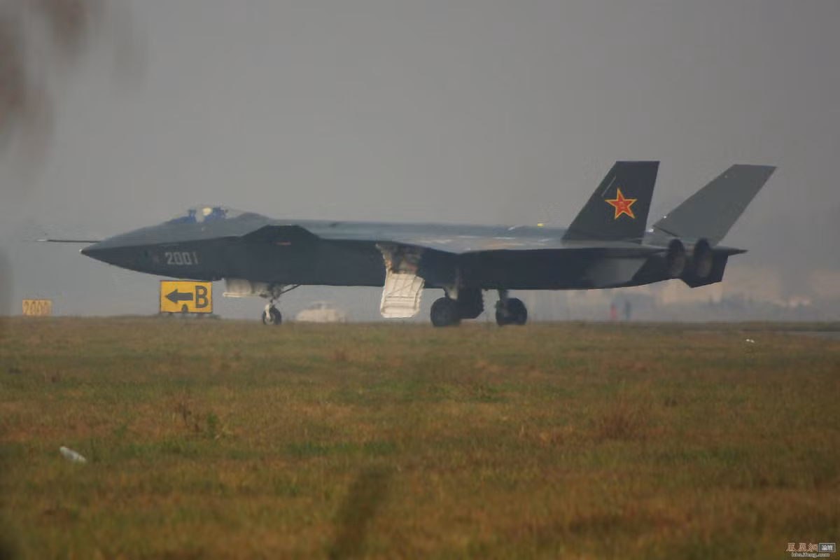 Với số lượng J-20 ra lò không đủ, thấp hơn cả số lượng F-35 mà Hàn Quốc, Nhật Bản nhập khẩu từ Mỹ; Trung Quốc có thể sẽ không đủ năng lực, lực lượng để làm đối trọng ở khu vực Đông Á. Nguồn ảnh: Sina.