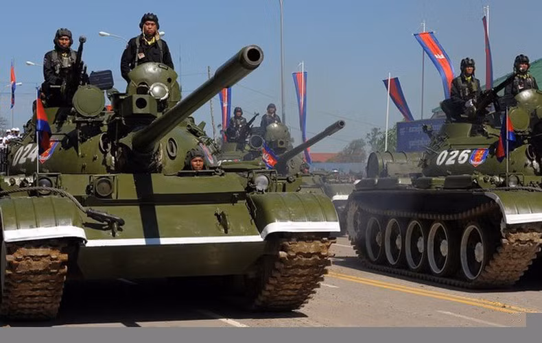 Rõ ràng biến thể xe tăng T-55 này cũng không đủ sức giúp lực lượng tăng thiết giáp Campuchia tác chiến hiệu quả trong môi trường chiến tranh hiện đại. Nguồn ảnh: Twit.