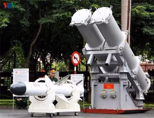 Lần theo những thông tin được truyền thông trong nước đăng tải, có thể tìm hiểu được rằng đây là loại tên lửa KCT-15 được Việt Nam lần đầu công khai hồi năm 2015. Nguồn ảnh: VOV.