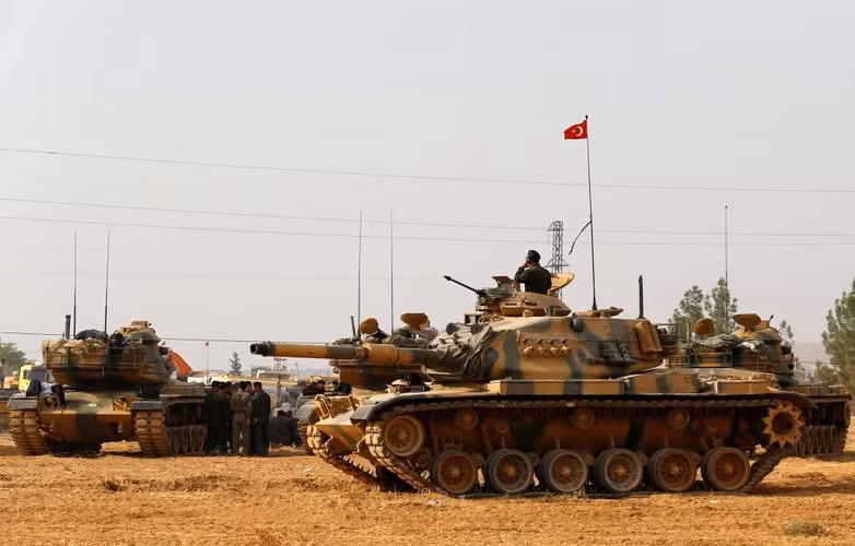 Theo ông Erdogan, lực lượng vũ trang Thổ Nhĩ Kỳ sẽ lập tức đáp trả bất kỳ cuộc pháo kích và tấn công nào nhằm vào binh sĩ của họ cũng như các đồng minh thân cận.