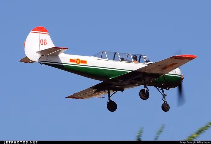 Hiện tại, các phi công sơ cấp của không quân Việt Nam sẽ học bay trên máy bay huấn luyện Yak-52 đầu tiên. Đây là loại huấn luyện cơ sử dụng một động cơ cánh quạt. Nguồn ảnh: Jetphoto.
