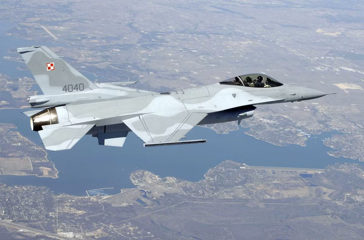 Cụ thể, với những chiến đấu cơ MiG-29, vấn đề xảy ra thường xuyên do bộ phận dù phanh. Tuy không quá nguy hiểm nhưng trong một vài trường hợp khẩn cấp, MiG-29 có thể lao vọt ra khỏi đường băng ở tốc độ lên tới 500 km/h. Nguồn ảnh: Pinterest.