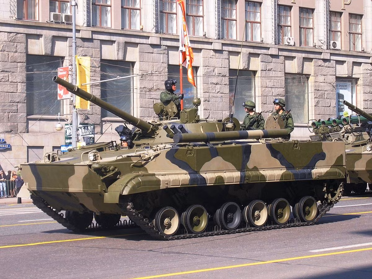 Thậm chí, Sputnik còn nhấn mạnh " xe chiến đấu bộ binh BMP-3 là thứ Việt Nam có thể mua ngay bây giờ" - một cách nhanh chóng không cần thông qua nhiều thủ tục lằng nhằng, phức tạp. Nguồn ảnh: Rumil.