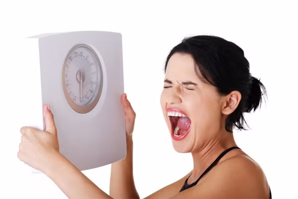 Quá chú trọng cân nặng. Một phụ nữ luôn giãy nảy khi người khác đưa đồ ăn cho họ, coi thức ăn như…thuốc độc, nói mãi về cân nặng và phàn nàn về chuyện giảm cân thực sự khiến đàn ông thấy rất phiền phức.