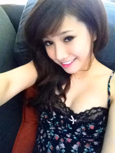 Nổi tiếng trong giới hot girl Sài Gòn, Minh Thảo cũng là chủ đề bàn tán của dân mạng về các khía cạnh của đời sống riêng tư, như huyện hẹn hò, "nghi án" dao kéo.