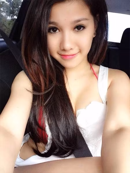 Người đẹp trong ảnh là Trần Lê Minh Thảo, sinh năm 1992, một trong những hot girl bán hàng qua mạng đầu tiên của Việt Nam, khi loại hình kinh doanh này chưa phát triển mạnh mẽ.