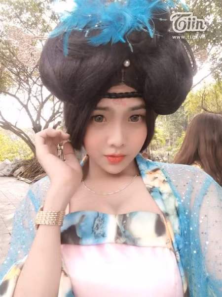 “Tuy xã hội đã có cái nhìn thoáng hơn về người đồng tính nhưng thực tế hiện nay vẫn còn nhiều rào cản để họ tự tin hòa nhập cộng đồng. Họ đơn độc đấu tranh tìm bình đẳng, phấn đấu để được xã hội công nhận và mình cũng vậy” – Hưng tâm sự.