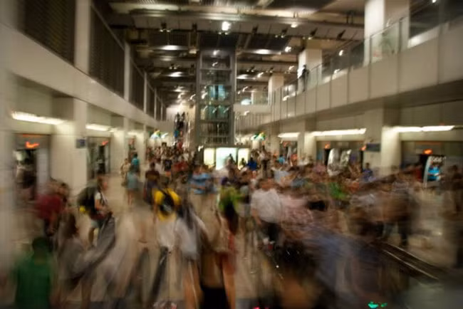 Người Singapore có thể xếp hàng trong vòng một giờ nhưng họ vẫn bị coi là người thiếu kiên nhẫn. Bằng chứng là ở các tàu điện ngầm, bạn có thể thấy mọi người gần như là chạy tới chạy lui để di chuyển. Họ đi bộ nhanh, nói nhanh, ăn nhanh và làm việc cũng rất nhanh chóng. 