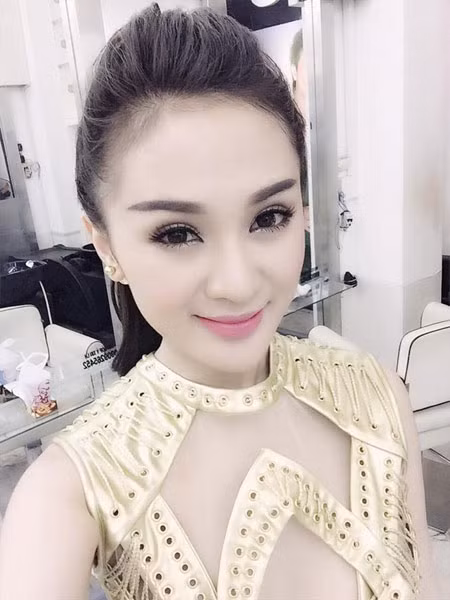 Trước đó, Kelly đã nhiều lần khoe hình thể với những mẫu thiết kế khoét ngực táo bạo, gây chú ý. Hot girl từng chia sẻ: "Mọi người vốn dĩ quen mắt với kiểu dễ thương, đáng yêu của tôi. Nên khi tôi có thay đổi hình ảnh già dặn, trưởng thành hơn một chút, một số người cũng không thích lắm".
