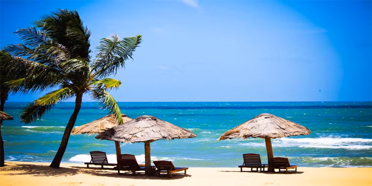 Bạn sẽ tắm biển, đi dạo trên bãi cát đẹp như chỉ có trong phim, ngắm hoàng hôn và bình minh, ăn những món hải sản không hề có ở các vùng biển khác.