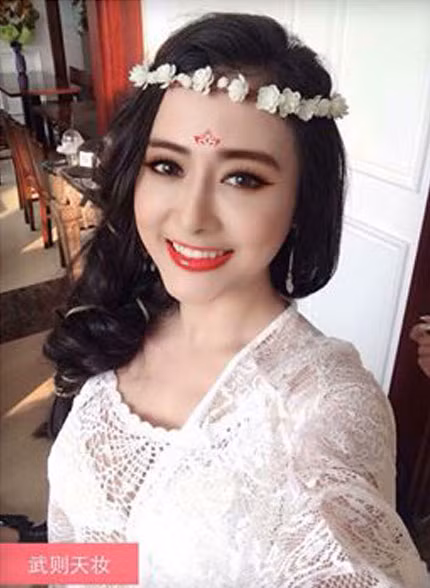 Cùng với cơn sốt phim Võ Mị Nương truyền kỳ, một trào lưu hóa trang thành Võ Tắc Thiên xuất hiện trong giới mỹ nữ Việt, và vài ngày nay lại thêm mốt chụp ảnh kiểu Võ Tắc Thiên nhờ một ứng dụng trong điện thoại. Trong ảnh là hot girl Thúy Loan (chị gái của Huyền baby) với nhiều nét giống Phạm Băng Băng khi thử ứng dụng này.
