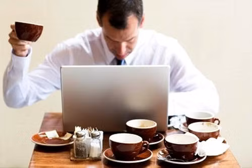 Uống nhiều caffeine. Chất caffeine giúp kích thích năng lượng, thế nhưng nếu tiêu thụ quá nhiều caffeine sẽ khiến bạn bỏ qua các thực phẩm tốt cho sức khỏe và cần thiết cho việc giải độc tố. Nên thay thế chất caffeine bằng cách uống nhiều nước hay trà thảo dược để tăng cường giải độc tố.