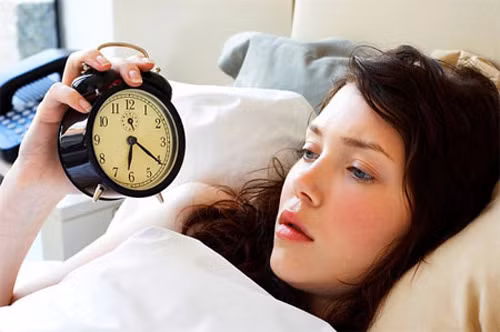 Mất ngủ ban đêm là một dấu hiệu nhiễm độc cơ thể rất dễ bị bỏ qua. Thức dậy vào lúc nửa đêm và tình trạng này thường xuyên diễn ra là cảnh báo cơ thể đang “chống chọi” với độc tố