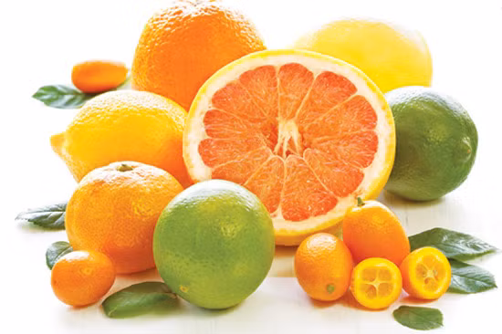 Trái cây họ cam quýt như chanh, bưởi có thành phần axit citric dồi dào, giúp làm loãng độc tốc và dễ dàng thoát ra khỏi cơ thể. Cải xoăn và rau lá xanh như bắp cải không những giàu chất xơ, mà còn cân bằng nồng độ axit trong máu.