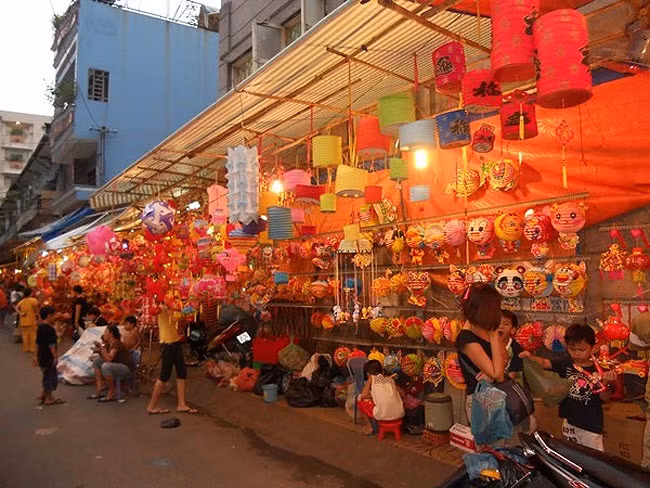 Làng nghề truyền thống Phú Bình: Xóm Phú Bình, P.5, Q.11, TP HCM từ lâu đã nức tiếng gần xa với nghề làm lồng đèn ngày Trung thu, ngày Lễ Tết. Những dịp xuân sang, dọc con đường vào giáo xứ Phú Bình, nơi đâu cũng giăng đầy những chiếc đèn thành phẩm đẹp mắt và rực rỡ.