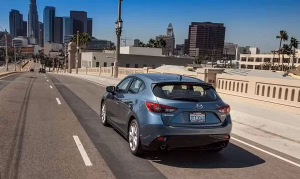 Xe nên tránh của Mazda: Mazda3 i Touring (2.0L). Mẫu xe này có cảm giác lái thú vị và khá tiết kiệm nhiên liệu nhưng vẫn có nhược điểm ở hệ thống giải trí. 