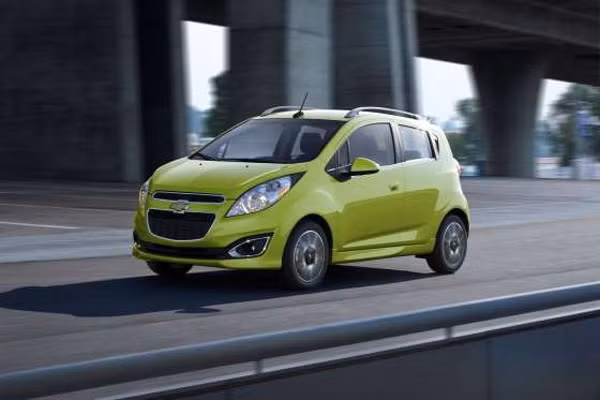 Xe nên tránh của Chevrolet: Spark 1LT. Mẫu xe nhỏ của Chevrolet có trang bị tiêu chuẩn không tệ nhưng khả năng cách âm xe cùng khả năng vận hành khá tệ. 