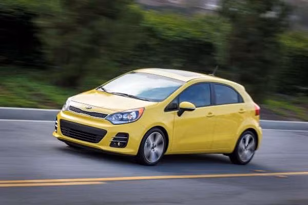Xe nên tránh của Kia: Rio EX hatchback. Mẫu xe nhỏ có thiết kế chắc chắn và khả năng vận hành không tệ nhưng bị chê vì khả năng cách âm