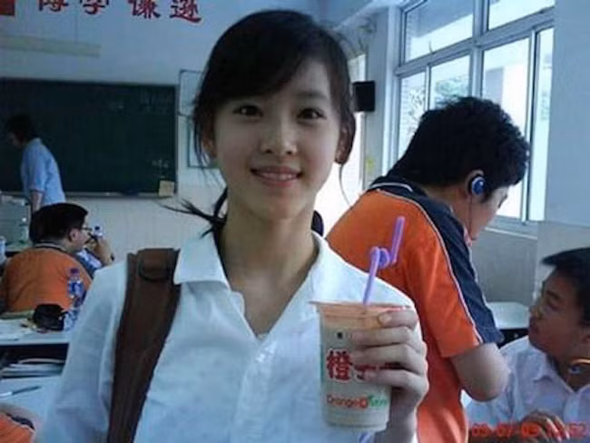 Kể từ đó, danh xưng "cô bé trà sữa" luôn gắn liền với Chương Chiết Thiên. Cô nổi tiếng khắp châu Á, được dân mạng quan tâm không kém gì bất cứ ngôi sao nào. Thậm chí, mọi người còn gọi 9X này là nữ sinh xinh đẹp nhất Trung Quốc. Gia thế của Chiết Thiên cũng nhanh chóng được tìm ra. Theo đó, cô sinh ra trong gia đình rất giàu có, với bố làm giám đốc điều hành một tập đoàn lớn ở Nam Kinh. 