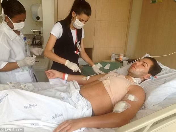 Rodrigo cho biết, anh đã trải qua hơn 20 lần dao kéo. Do thời gian giữa những cuộc đại phẫu quá ngắn nên anh gặp phải biến chứng nguy hiểm. Trong đó, ca phẫu thuật tiêm gel kích thích cơ bắp từng khiến chàng trai Brazil suýt mất mạng. Anh bị nhiễm trùng nghiêm trọng, không thể tự ăn hay tắm rửa cho mình. 4 ca dao kéo nguy hiểm nhất thế giới của 'búp bê sống'