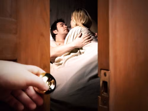 Vì tổn thương tâm lý. Có những phụ nữ coi cuộc tình một đêm hay cuộc dan díu chóng vánh như cách khỏa lấp những chấn thương tinh thần mà họ không chia sẻ được với ai. 