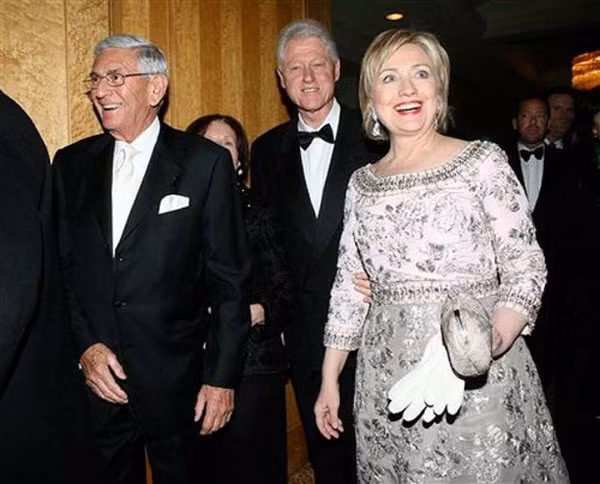 Nhiều nguồn tin tiết lộ, bà Clinton từng có lúc nghĩ đến việc cố gắng giảm cân, giảm vòng eo. Nhưng có vẻ như dù có chút giằng xé giữa nhu cầu ăn uống thoải mái và kiểm soát cân nặng, bà vẫn không coi chuyện tăng cân chút ít là quá quan trọng. Có vẻ như với người phụ nữ vừa tuyên bố tranh cử tổng thống Mỹ này, chăm chút hình thức không phải là yếu tố được đặt lên hàng đầu.