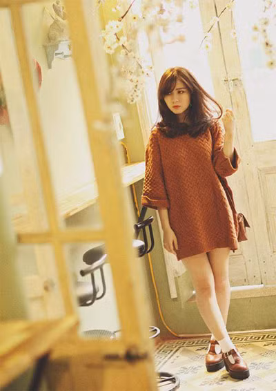  Với gu thời trang cực chất, cá tính, cô chủ shop là chuyên gia tư vấn đáng tin cậy của các khách hàng trẻ thích ăn mặc theo phong cách khỏe khoắn, năng động và độc đáo.